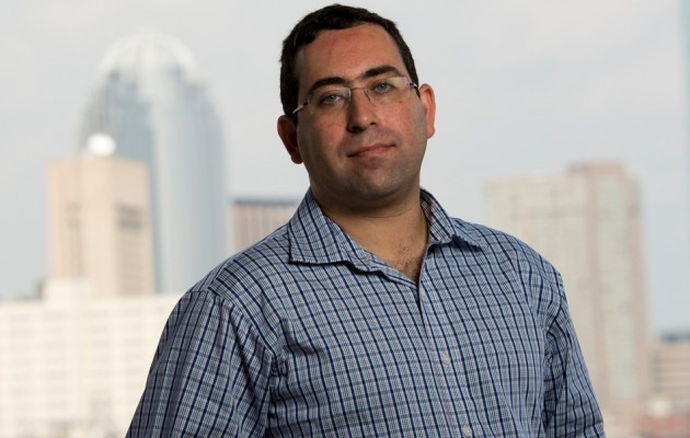 Μαξ Άμπραμς: Η Τουρκία “τροφοδοτεί” το Ισλαμικό Κράτος