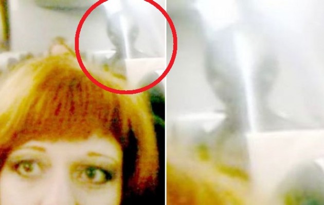 Τράβηξε selfie σε αεροπλάνο και εμφανίστηκε πίσω της ένας εξωγήινος (φωτο)