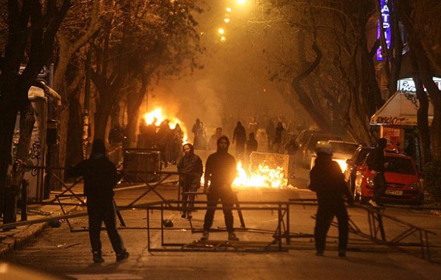 Aναρχικοί επιτέθηκαν με πέτρες και καδρόνια σε αστυνομικούς