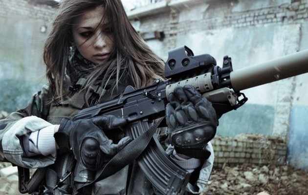 Στα όπλα ο  Θεοδωράκης  για τις γυναίκες στο στρατό