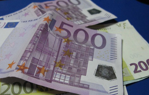 Ένας στους τρεις δημοσίους υπαλλήλους έβγαλε πάνω 100.000 ευρώ στο εξωτερικό