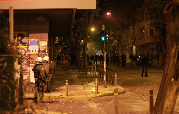 Επεισόδια στα Εξάρχεια με πέτρες και μολότοφ κατά των ΜΑΤ