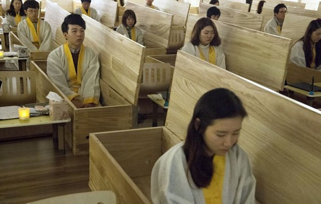 Κλείνουν τους υπαλλήλους τους σε φέρετρα για να μην… αυτοκτονούν (φωτο)