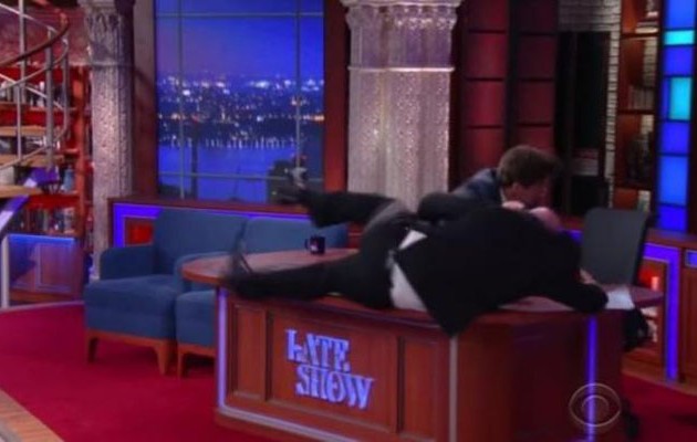 Ο Μπρους Γουίλις “έπαιξε” στον αέρα  ξύλο με παρουσιαστή (βίντεο)