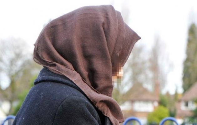 18χρονη έφαγε γροθιά στο πρόσωπο επειδή φορούσε μουσουλμανική μαντίλα