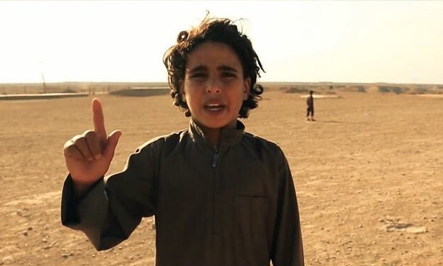 Μικρά παιδιά έσφαξαν αιχμαλώτους για το Ισλαμικό Κράτος (σκληρές φωτο)