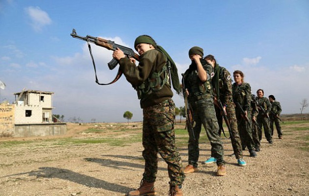Χριστιανές μητέρες πιάνουν τα καλάσνικοφ και πολεμούν το Ισλαμικό Κράτος (φωτο)