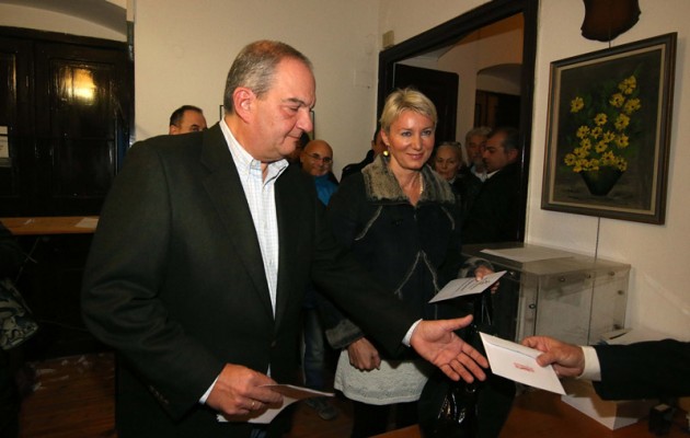 Χωρίς δηλώσεις ψήφισε στη Θεσσαλονίκη ο Κώστας Καραμανλής