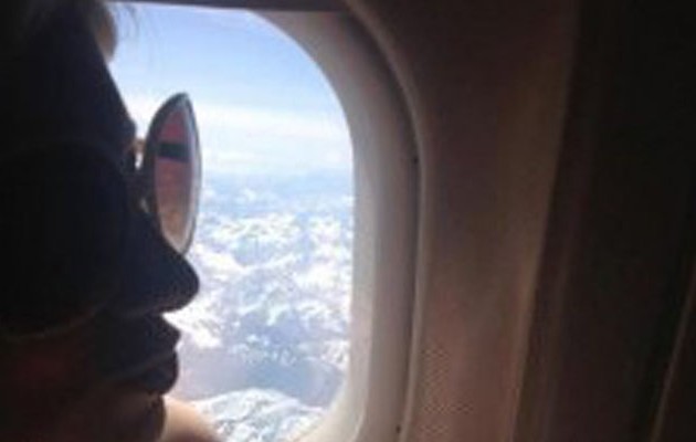 Η εθνική μας πορνοστάρ Τζούλια δείχνει το στήθος εν ώρα… πτήσης! (φωτο)