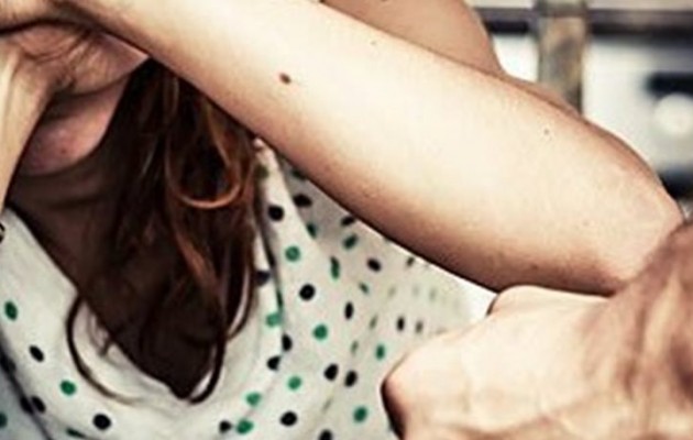 Σάπισε τη γυναίκα του στο ξύλο στα Τρίκαλα – Τον αναζητά η Αστυνομία