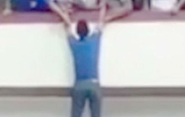 Νέα τρελή μόδα στα σχολεία: Κρεμούν τους φίλους τους από τα μπαλκόνια! (βίντεο)