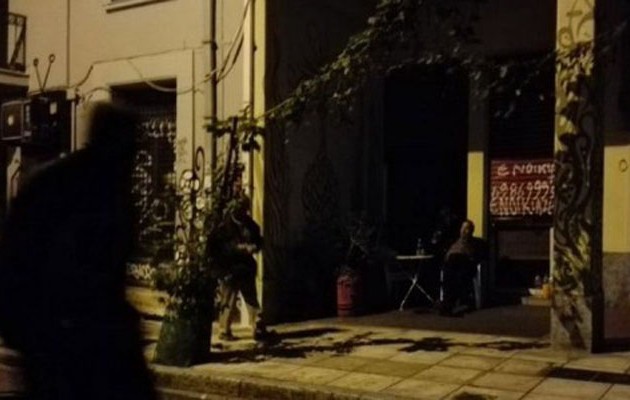 Έσκαγαν μολότοφ και εκείνος απολάμβανε τη μπύρα του!