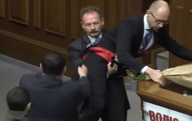 Πήρε σηκωτό τον πρωθυπουργό της Ουκρανίας (βίντεο)