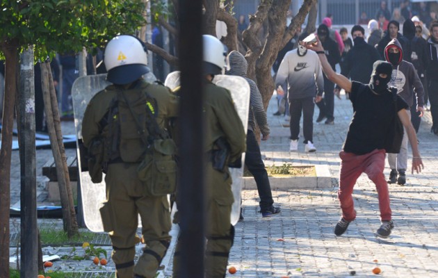 Φωτιές και πετροπόλεμος στην επέτειο της δολοφονίας του Γρηγορόπουλου