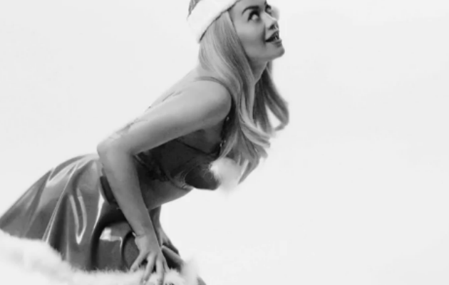 Το «δώρο» της Ρίτα Όρα: Ντυμένη… Άγιος Βασίλης σε αισθησιακό χορό!