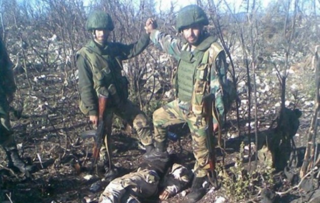 Σύροι στρατιώτες ποζάρουν πάνω στα πτώματα Τούρκων τζιχαντιστών (φωτο)
