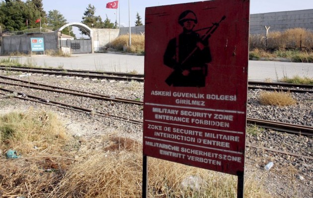Η Τουρκία χτίζει συνοριακό φράχτη στα σύνορα με τη Συρία