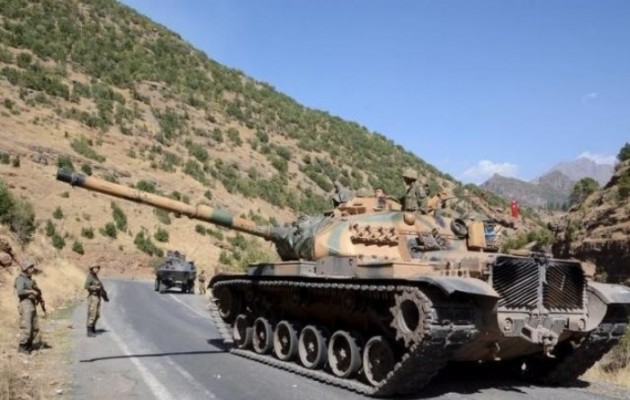 Τουρκικά στρατεύματα κινούνται κατά μήκος των συνόρων της Συρίας προς ανατολικά