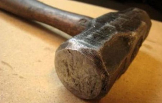 Χριστούγεννα τρόμου: Τον χτυπούσαν με βαριοπούλα για τα λεφτά