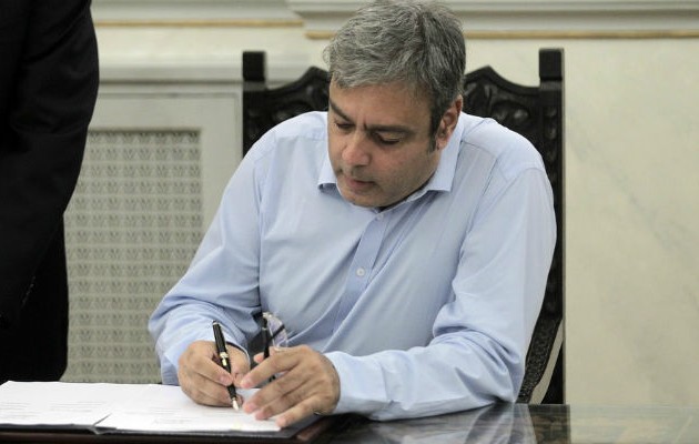 Βερναρδάκης: Δεν υπάρχουν μειώσεις μισθών στο Δημόσιο