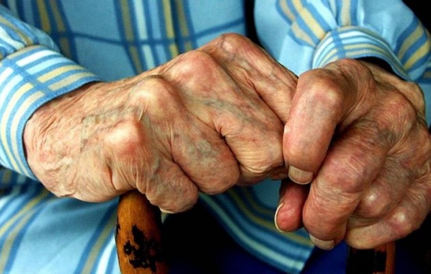 Οικογενειακή τραγωδία: 77χρονος με Αλτσχάιμερ σκότωσε την 88χρονη αδελφή του