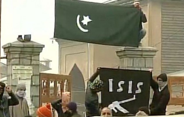 Σημαίες της οργάνωσης Ισλαμικό Κράτος κρατάνε διαδηλωτές στο Κασμίρ
