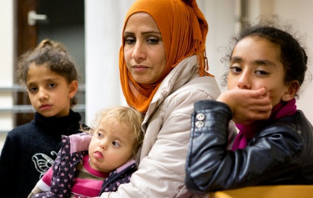 DW: Η Γερμανία μπορεί να κατάσχει τα τιμαλφή των προσφύγων