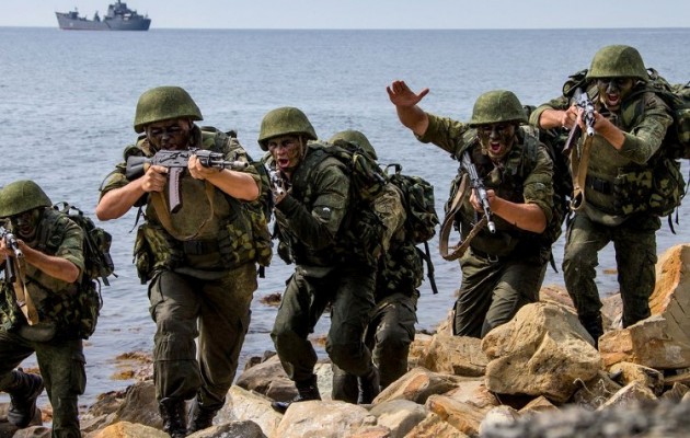 Ρώσοι πεζοναύτες εκπαιδεύονται σε αντιτρομοκρατικό ναυτικό πόλεμο