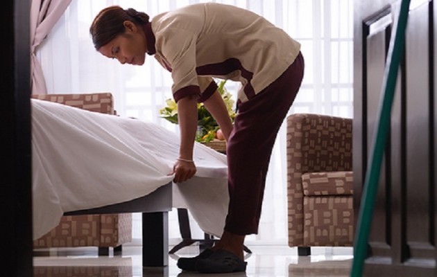 Οικιακή βοηθός μαγείρευε το φαγητό της οικογένειας με τα ούρα της