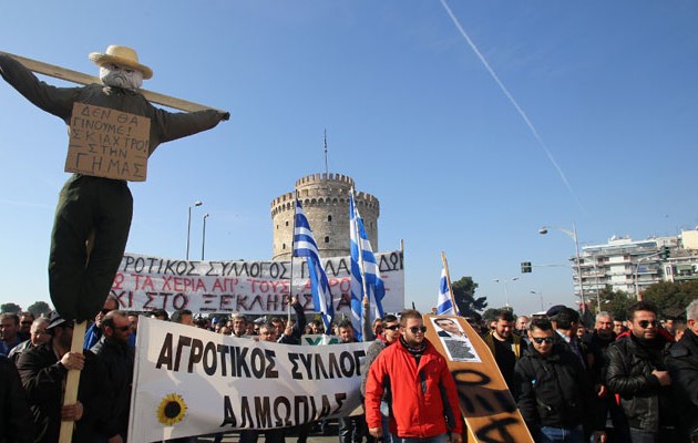 Χημικά και επεισόδια στη Θεσσαλονίκη – Οι αγρότες ματαίωσαν τα εγκαίνια έκθεσης (βίντεο)