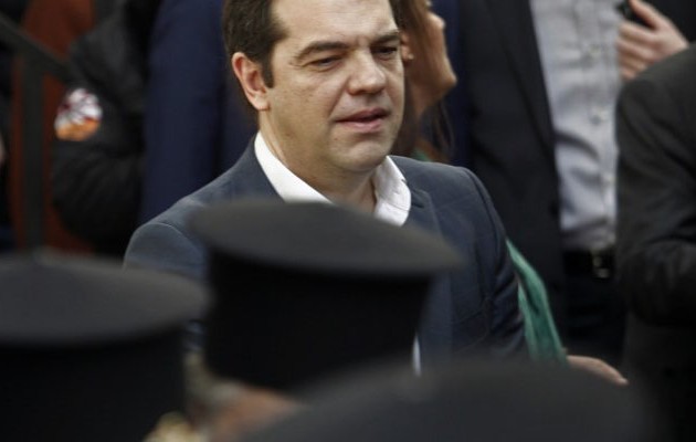 O διάλογος Τσίπρα με ηλικιωμένο στον αγιασμό των υδάτων στη Δεξαμενή (βίντεο)