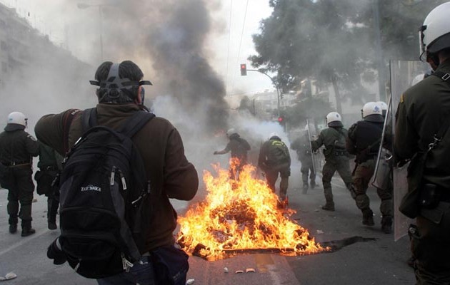 Guardian: H κρίση θα φέρει νέα κοινωνική έκρηξη στην Ελλάδα