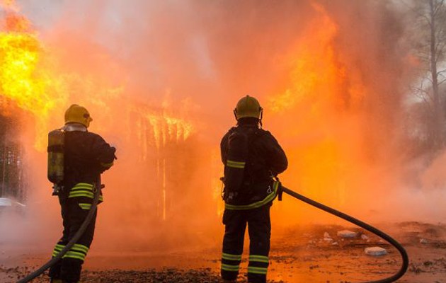 Κάηκε ζωντανός προσπαθώντας να σβήσει τη φωτιά