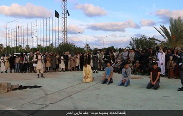 Nέα κτηνωδία τζιχαντιστών: Εκτελούν 3 άντρες μπροστά σε πλήθος κόσμου