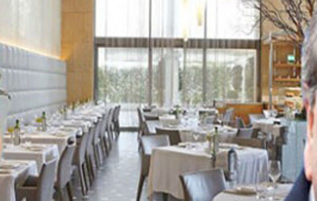 Ποιος μεγαλοδημοσιογράφος γευμάτισε με πρώην πρωθυπουργό στο Χίλτον