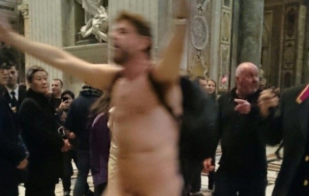 Έτρεχε γυμνός μέσα στον Άγιο Πέτρο στη Ρώμη (φωτο)