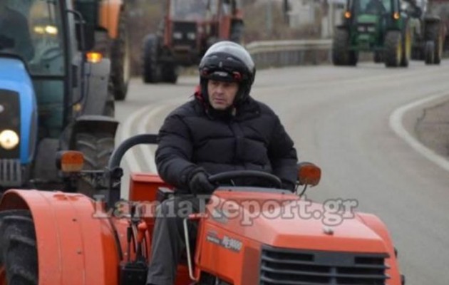 Είδε κάμερες, έβαλε κράνος και πήγε με τρακτέρ στα μπλόκα ο Γλέτσος
