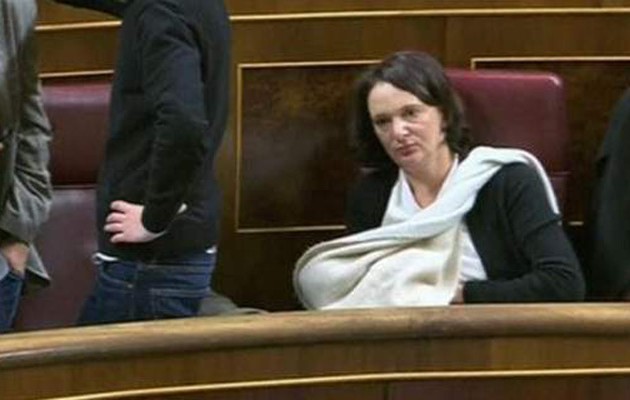 Ισπανίδα βουλευτής θήλασε το μωρό της μέσα στο κοινοβούλιο (φωτο)