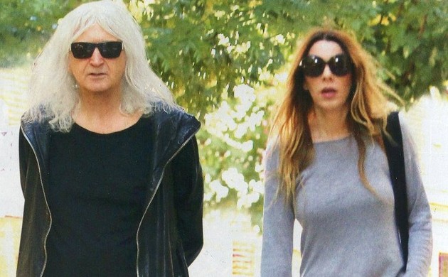 Μετά τον χωρισμό του με την Πάνια, ο Καρβέλας βρήκε “στοργή” στις πρώην του