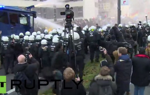 Νέο βίντεο από το χάος στην Κολωνία – Συμπλοκές με φασίστες στη Γερμανία