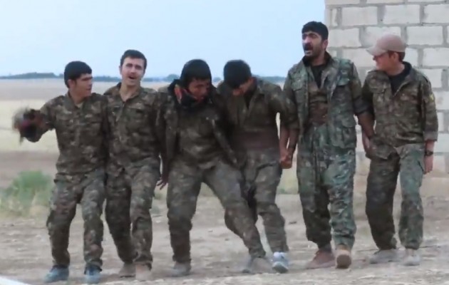 Δείτε τους Κούρδους πολεμιστές να χορεύουν τον αρχαίο Πυρρίχιο χορό (βίντεο)