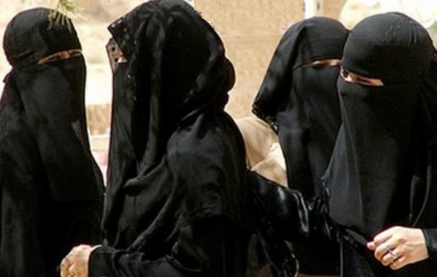 Το Ισλαμικό Κράτος φοβάται τις γυναίκες με μπούρκες – Πανικός στο “χαλιφάτο”