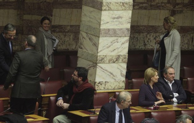 Ούτε ματιά δεν αντάλλαξαν στη Βουλή Σαμαράς και Καραμανλής