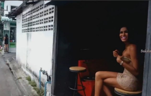 “Πρωινός” τουρίστας στην Ταϊλάνδη περπατά στους δρόμους και νομίζει ότι… ονειρεύεται (βίντεο)