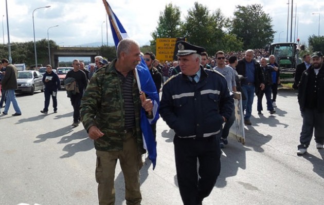 Στα μπλόκα μαζί με τους αγρότες και οι αστυνομικοί κατά του ασφαλιστικού!