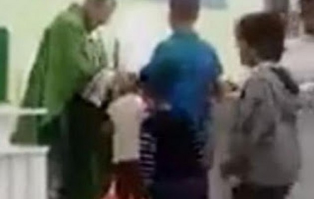 Ιερέας “ευλογεί” παιδιά με σφαλιάρες και κλωτσιές (βίντεο)