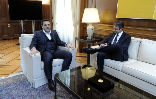 Στον ενικό και με μπηχτές ο πρώτος διάλογος Τσίπρα – Μητσοτάκη