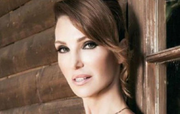 Kαυτή φωτογράφιση με κορμάκι για την 52χρονη Βίκυ Χατζηβασιλείου (φωτο)