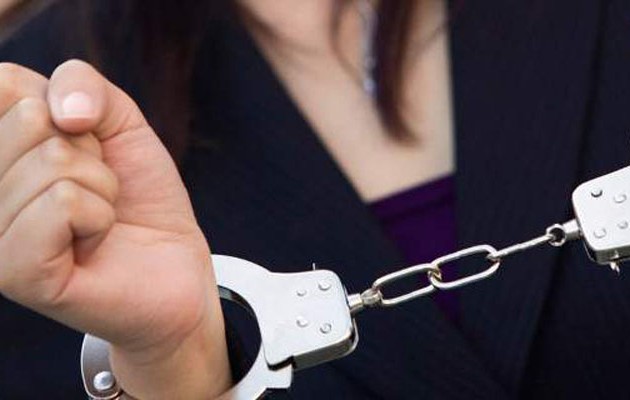 Εύβοια: Συνελήφθη η 33χρονη που προσπάθησε να κάψει ζωντανό τον 68χρονο σύντροφό της