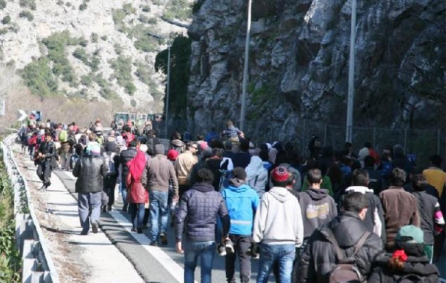 Χιλιάδες πρόσφυγες διανύουν πεζή την Ελλάδα με προορισμό την Β. Ευρώπη